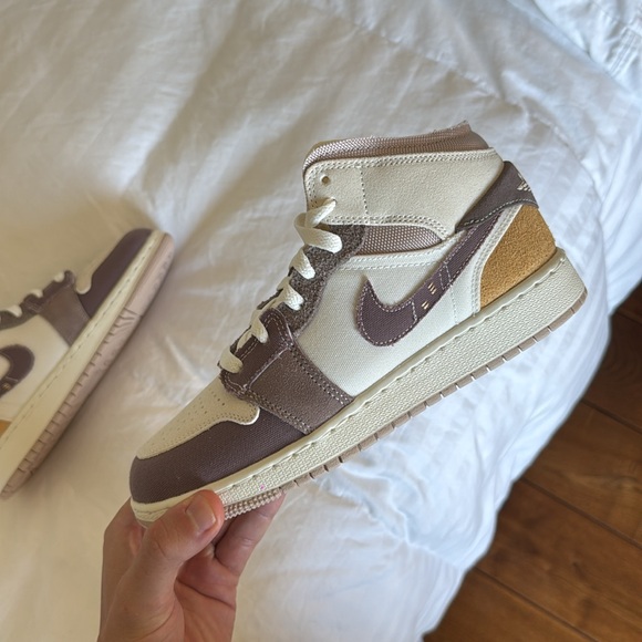 Jordan 1 mid size 6Y fits 7.5 womens - Picture 1 of 8